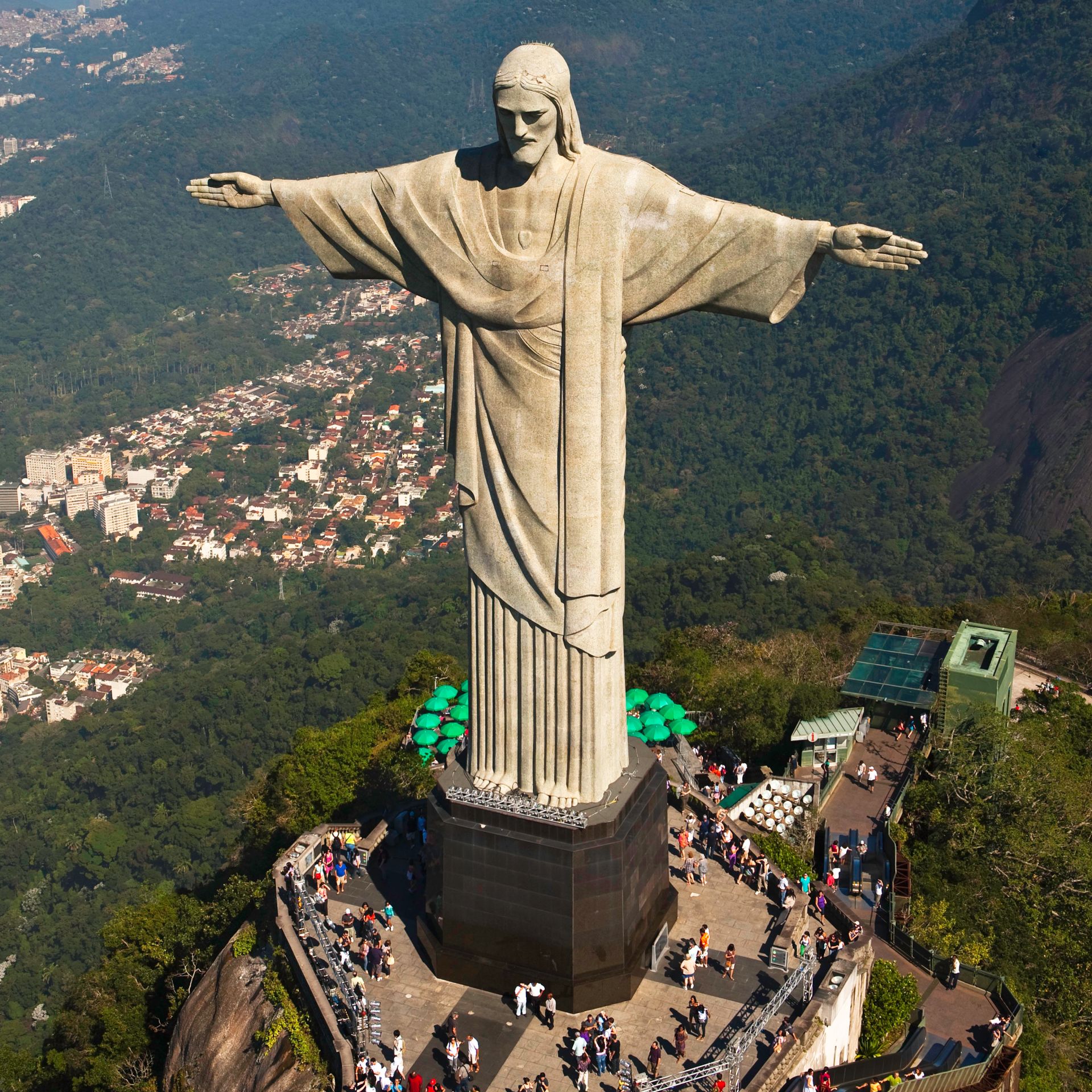 Christ the Redeemer in Rio changes size?